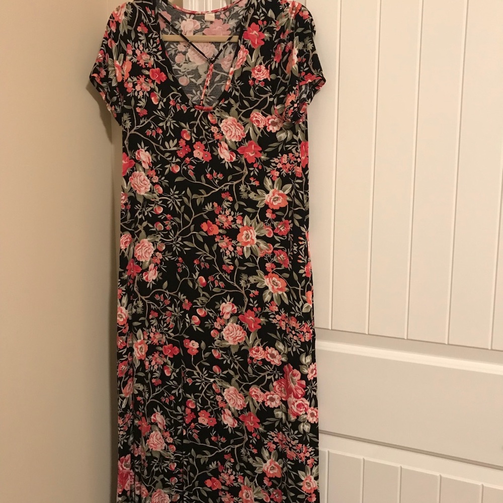 Adorable soft flowing maxi dress with pockets